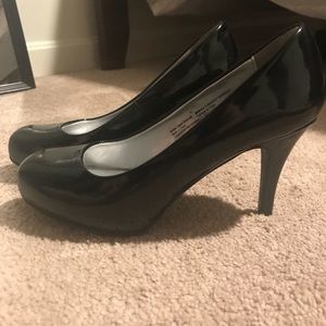 Size 8.5 patent leather pumps